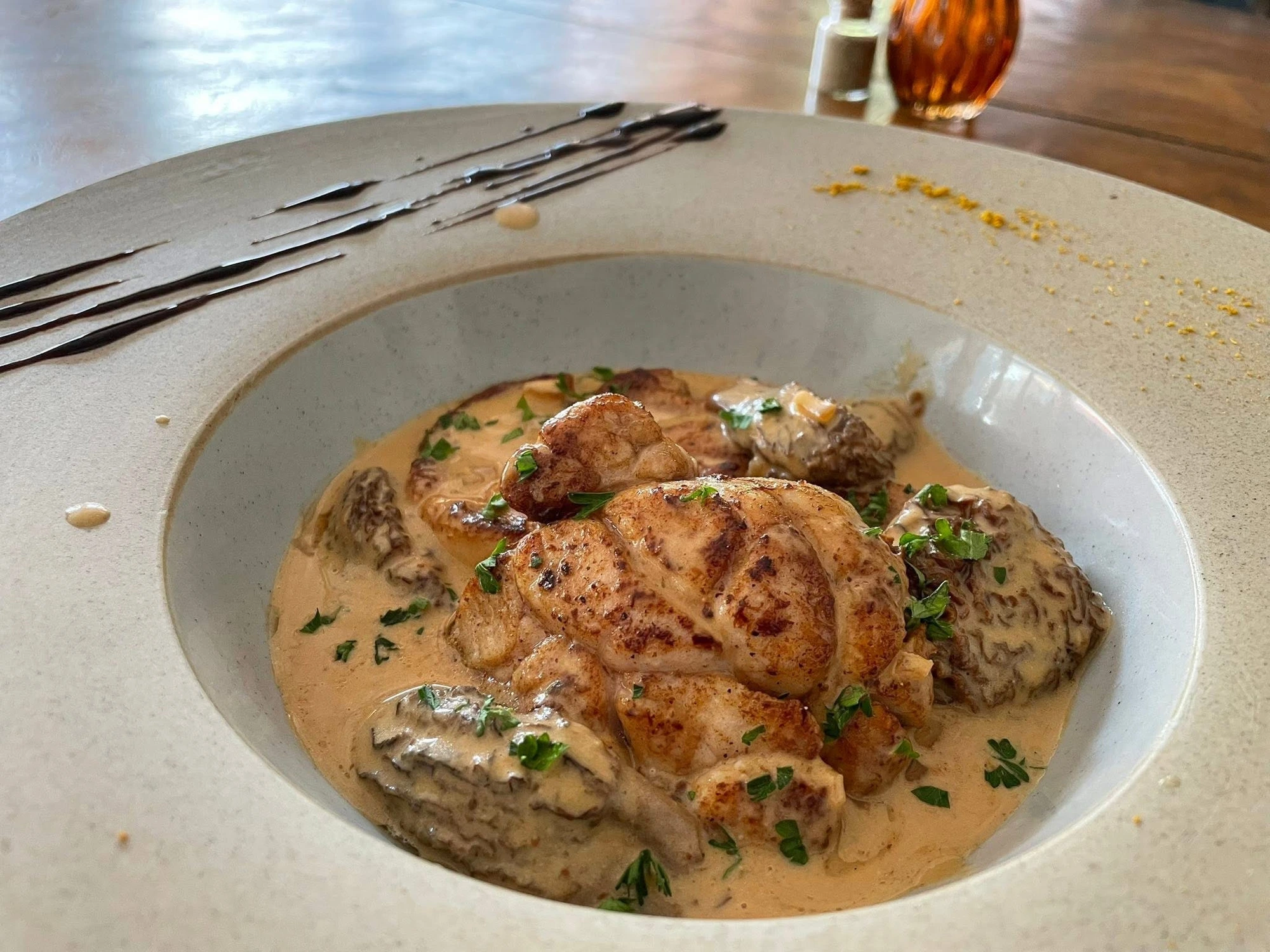 Plat crémeux aux morilles, dressé dans l'assiette