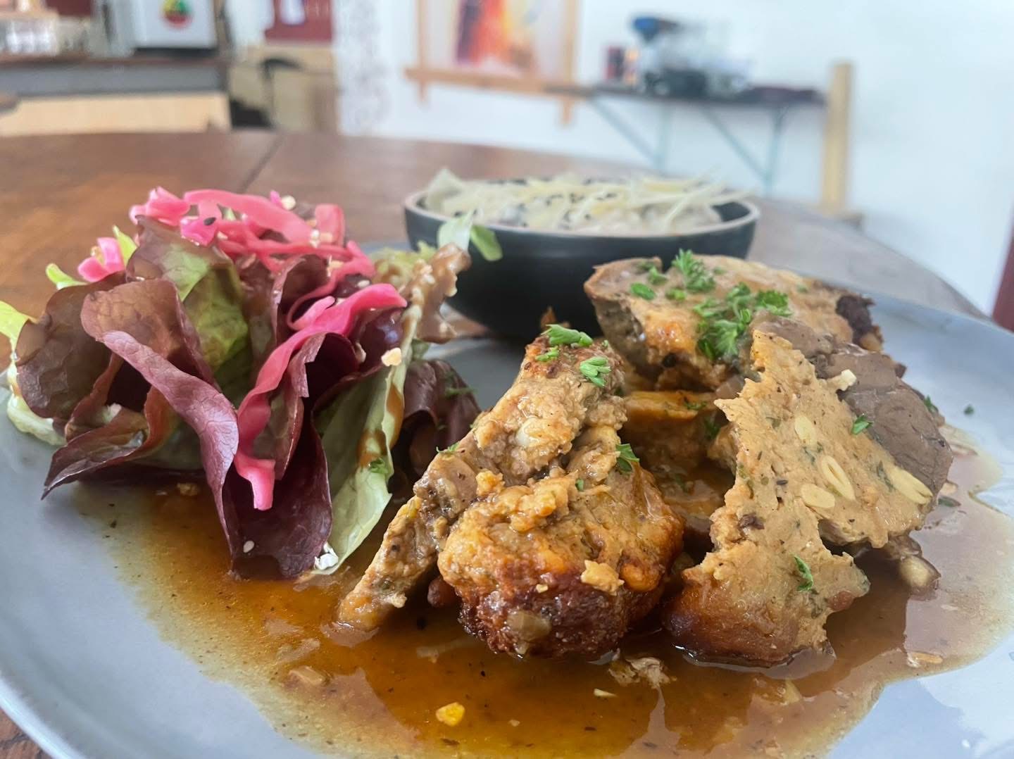 Viande en sauce servie avec salade croquante et risotto