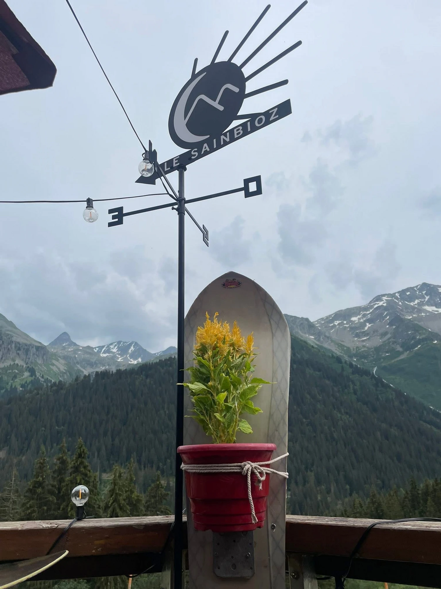 The Sainbioz sign facing the mountains