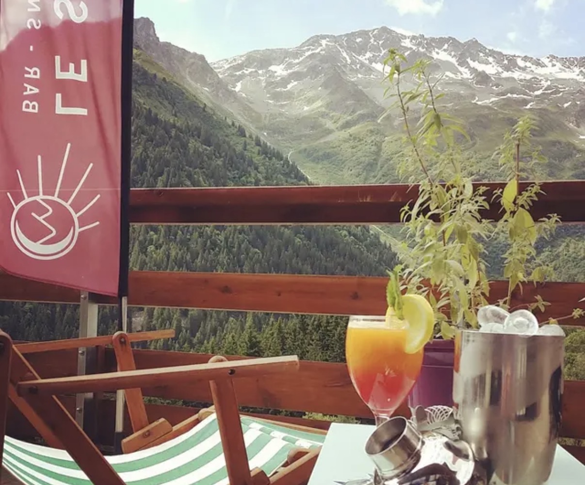 Cocktail served on the terrace facing Belledonne