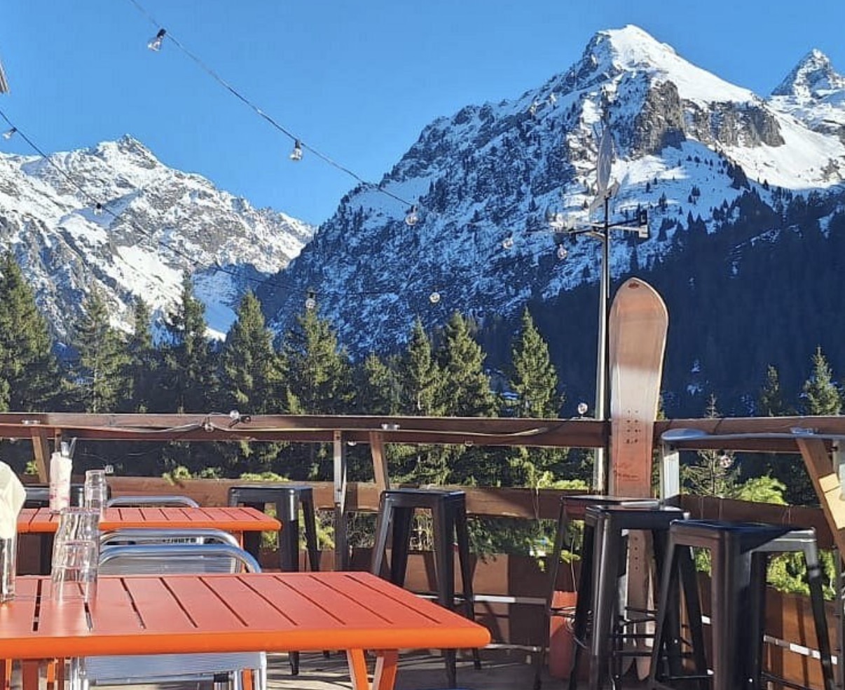The restaurant terrace facing the slopes and ski lifts
